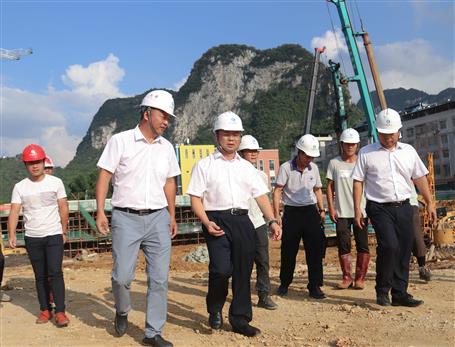 ���񻪣������������г�����ʵ�֡�����족