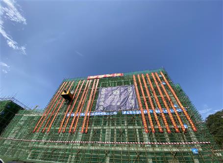 �ڰ˷ֹ�˾�н���Ŀ���幤��˳��ⶥ